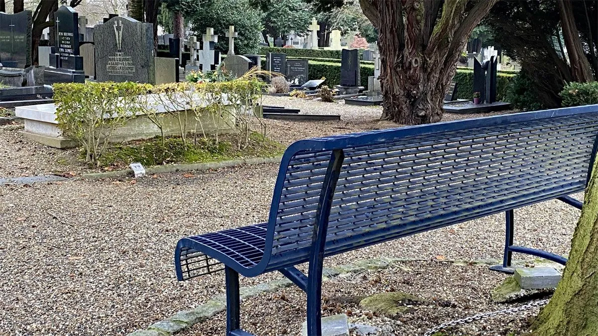 tijdelijk bankje bij graf hermans