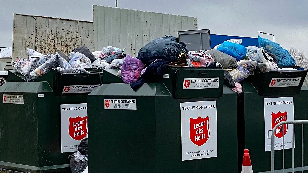 stapels oude kleding milieupark sittard december 2024