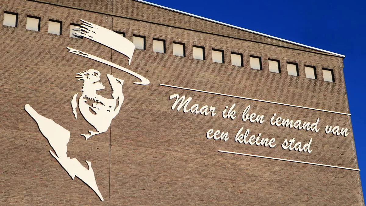 toon hermans beeltenis op gevel toneeltoren