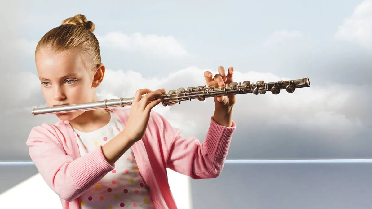 meisje speelt dwarsfluit