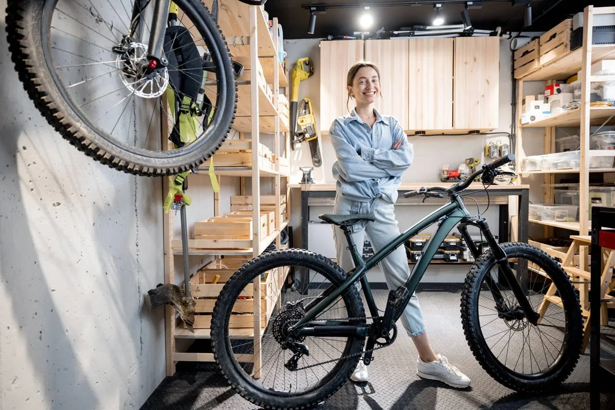 fiets vrouw garage