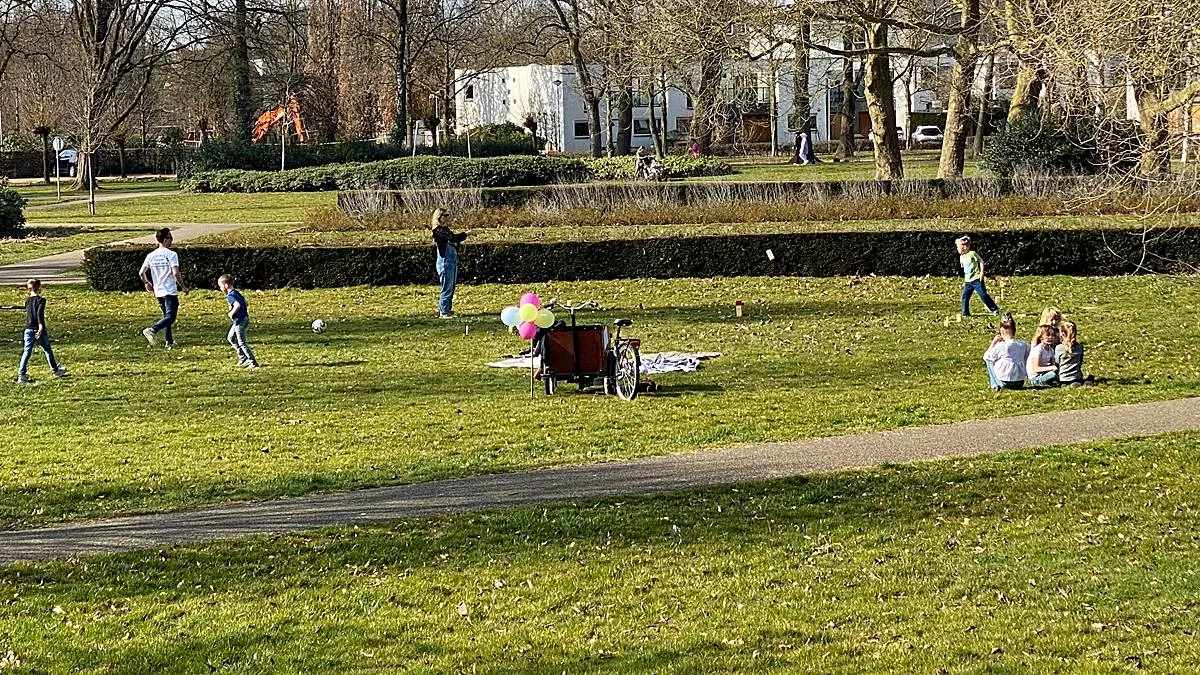spelen in stadspark op lentedag 8 maart 2025 sittard