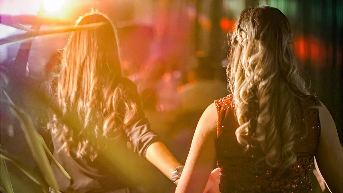 jonge vrouwen op stap