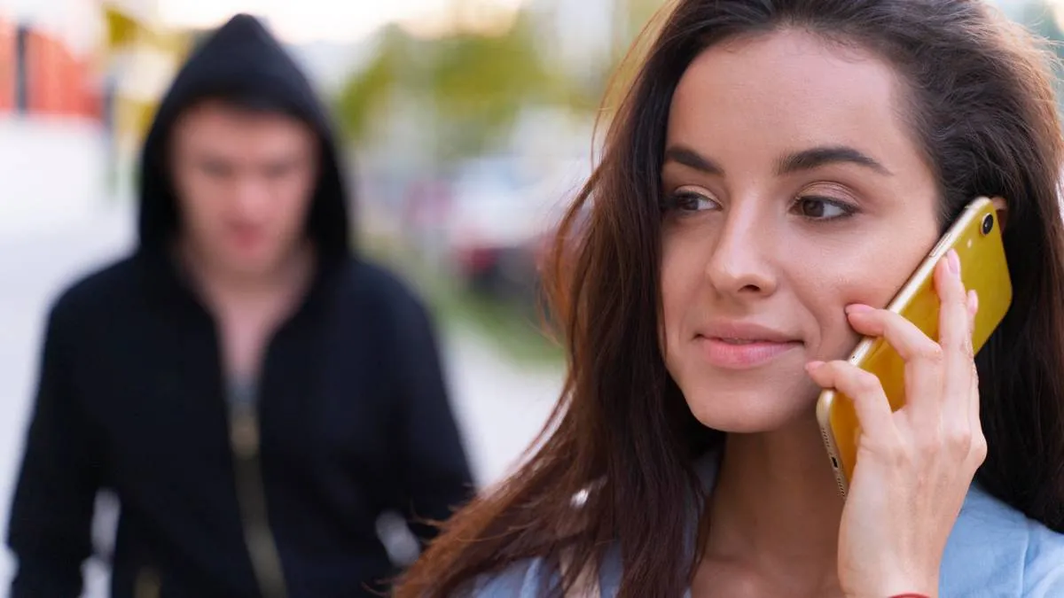 vrouw op achtergrond een belager