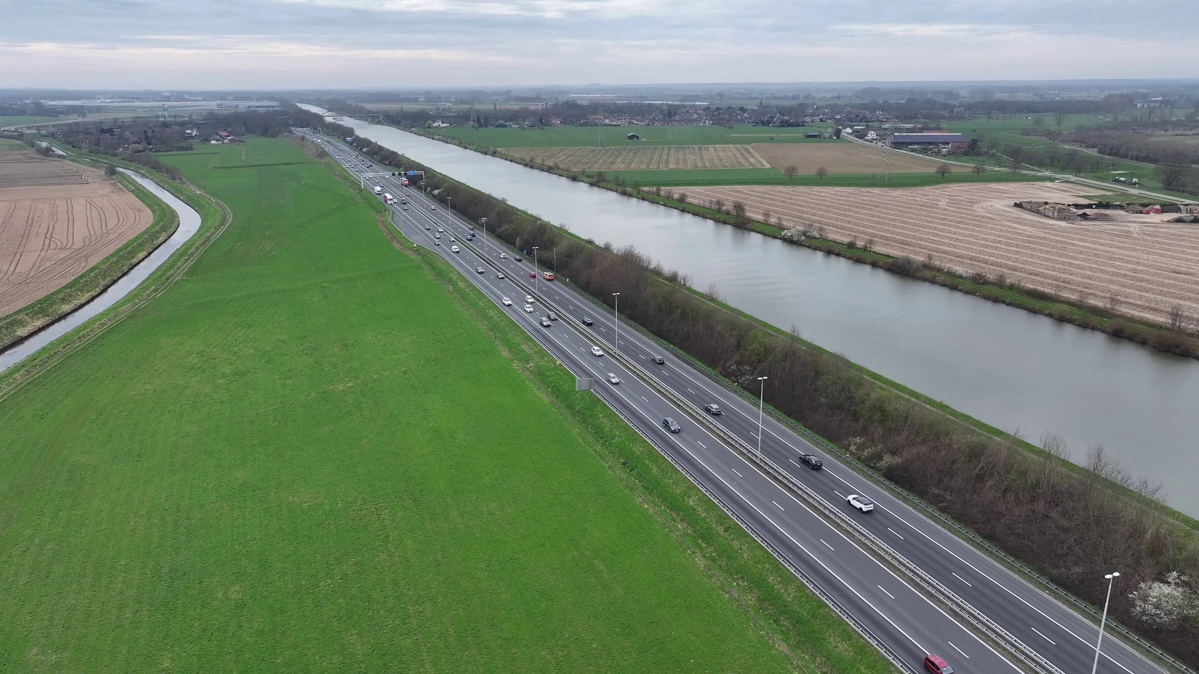 013 Algemeen beeld van de A2 met Julianakanaal