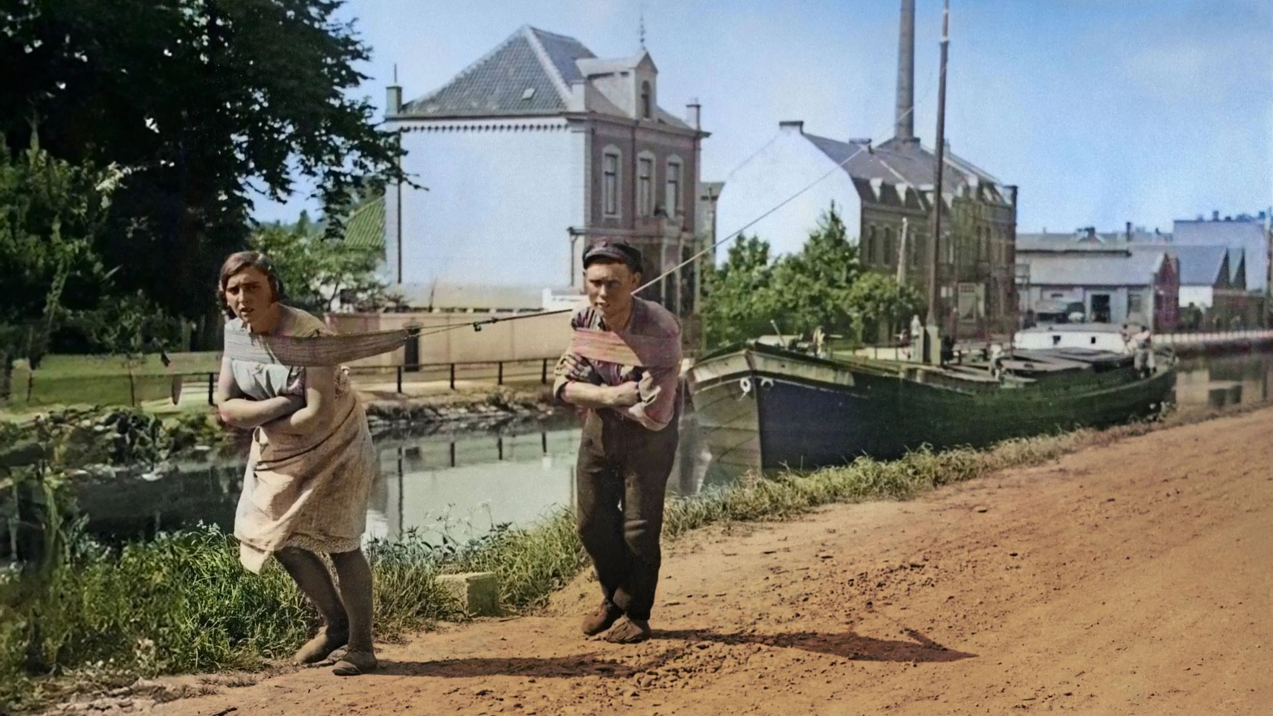 VoortvarendeVrouwen_NationaalArchief_Spaarnestad_Man en Vrouw trekken handmatig een schuit