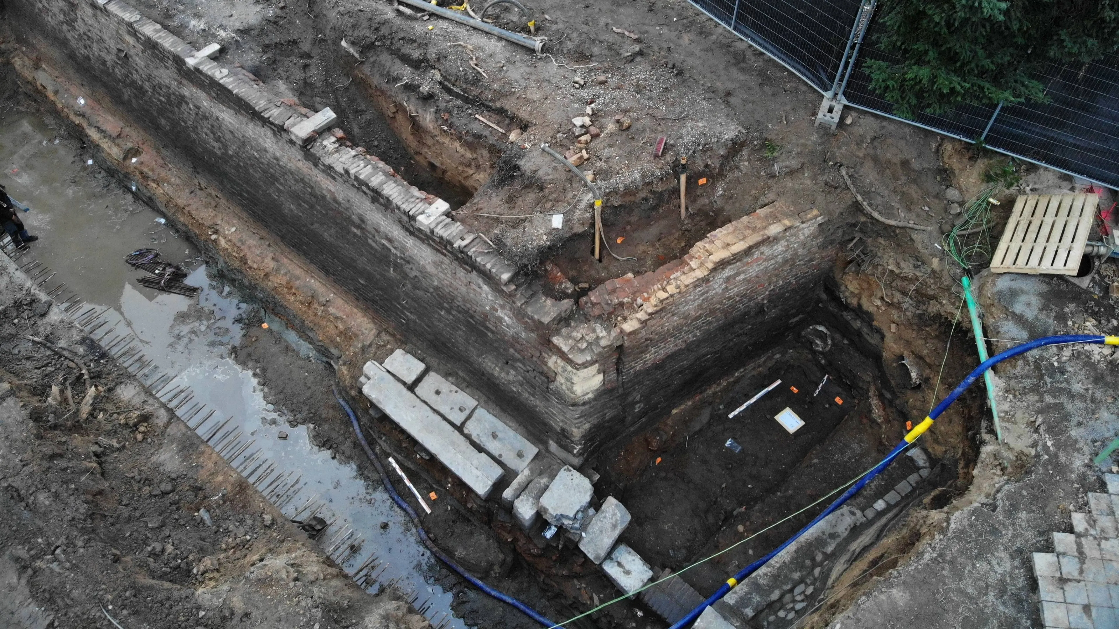 057_20251218 Links kademuur-rechts zuidelijke wand hellingbaan-onder hardstenen platform