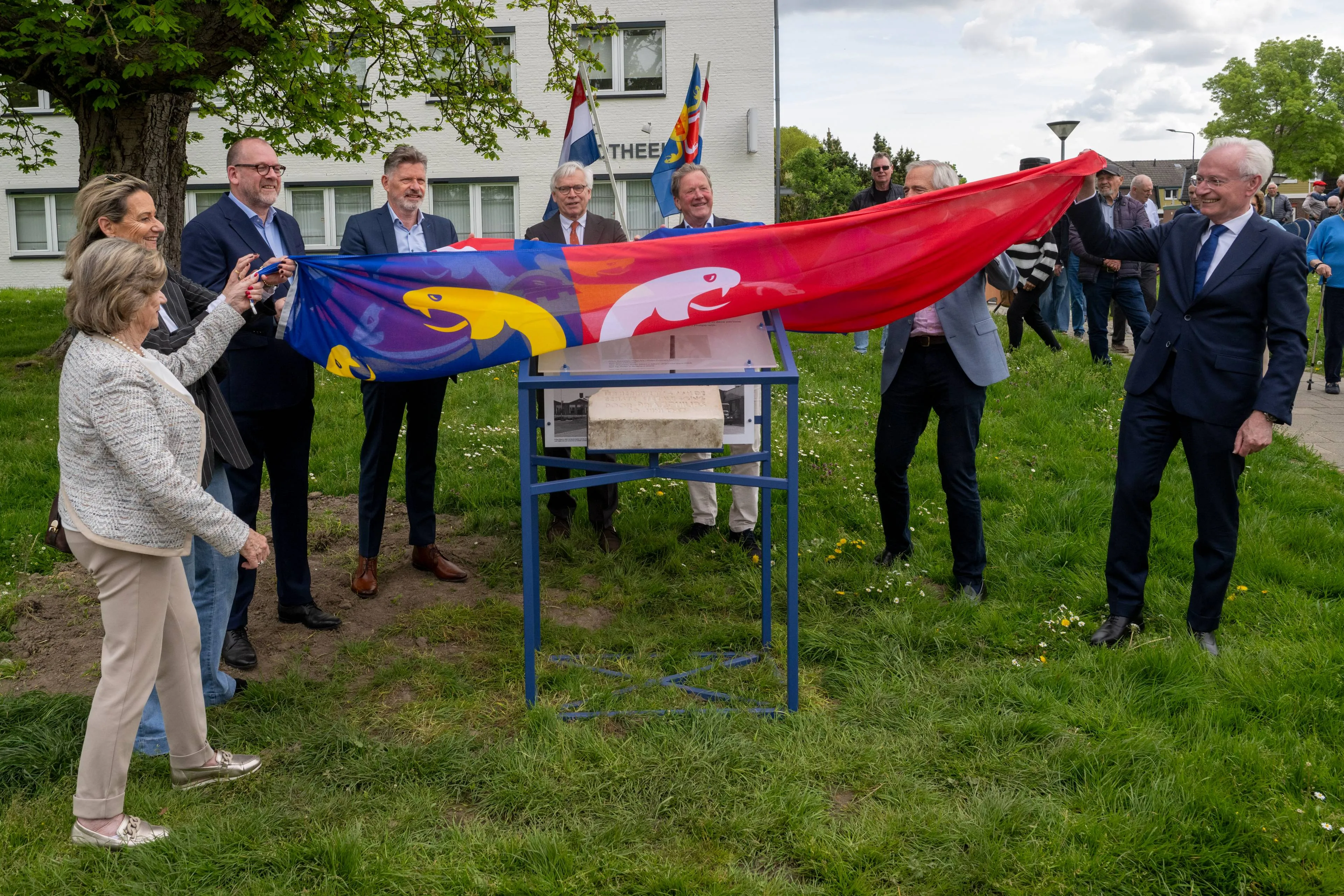 031_20260420 Onthulling monument ter herinnering aan Philips-verleden