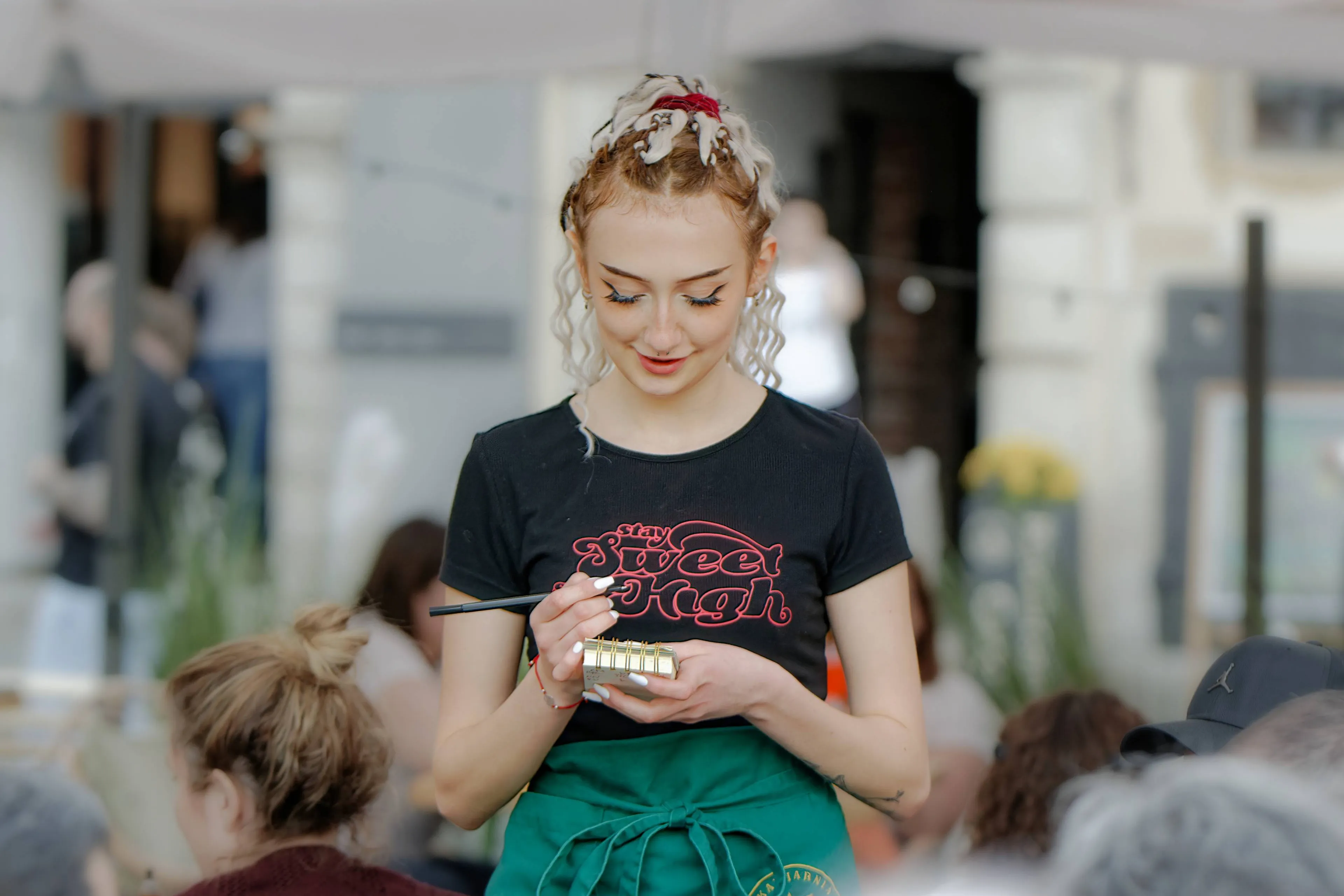 Jonge serveerster Surprising_Media, Pixabay