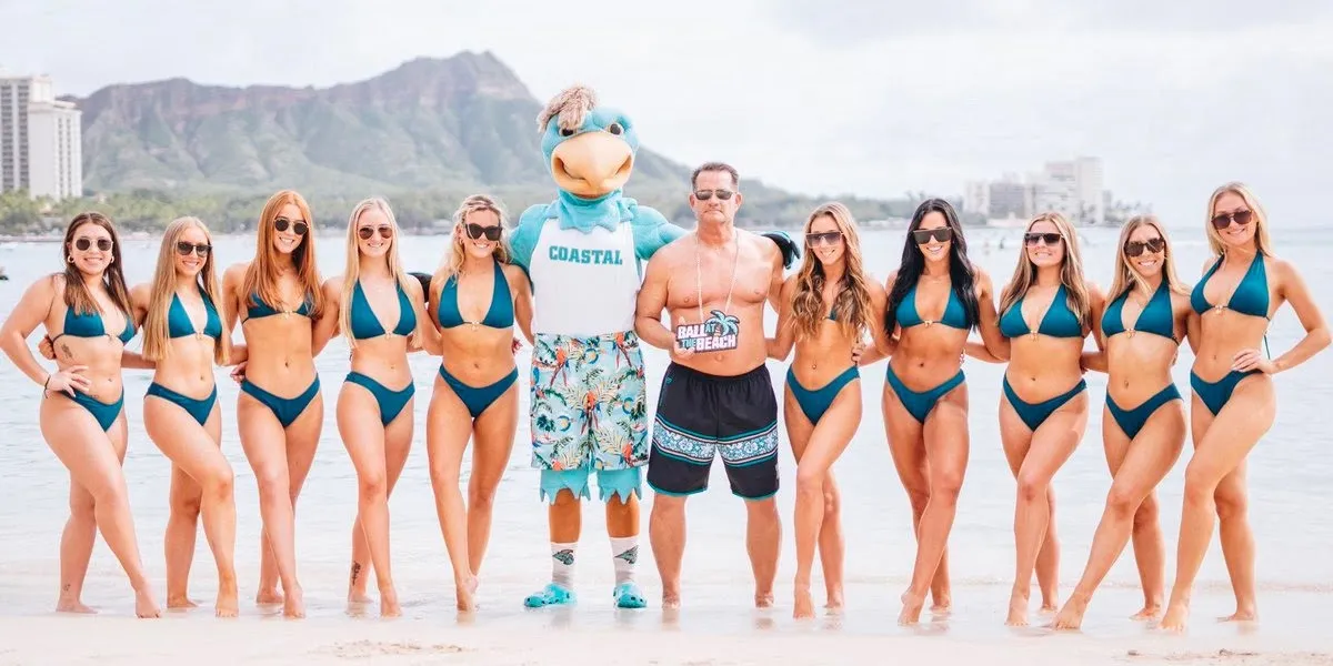 Cheerleader-foto mødte stor kritik: Nu er det slettet