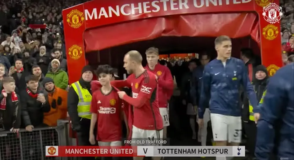 Skælvende skoleelev fra Dubai fik Christian Eriksens jakke på Old Trafford