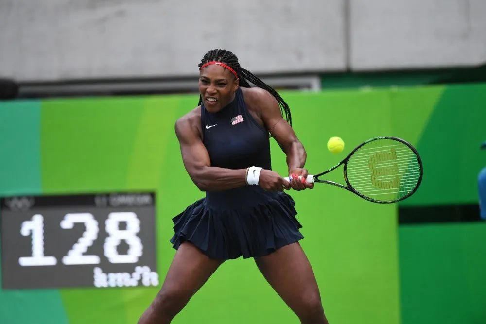 Video: Serena Williams teaser kønnet på kommende barn med kæmpe droneshow