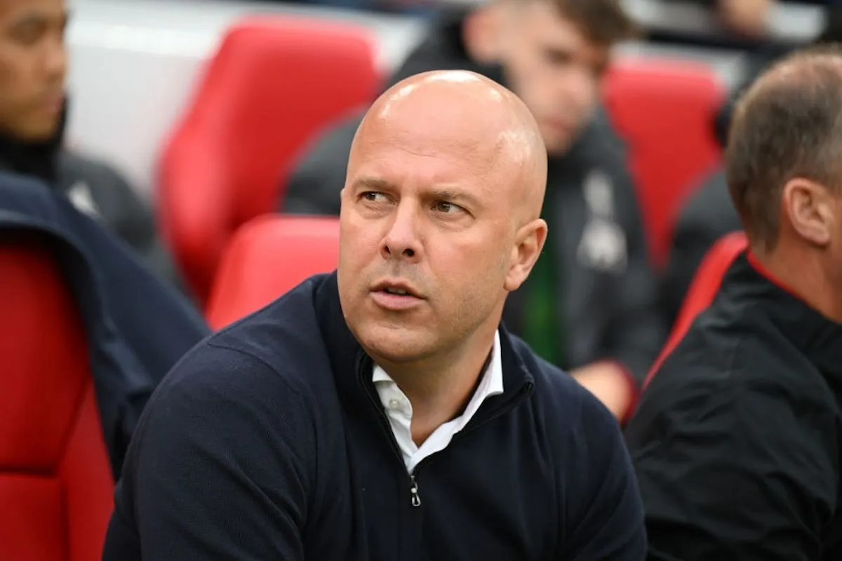 Arne Slot skriver kontrakt med to spillere og seks forlader klubben