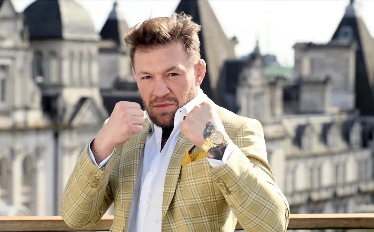 Conor McGregor spytter fan i ansigtet