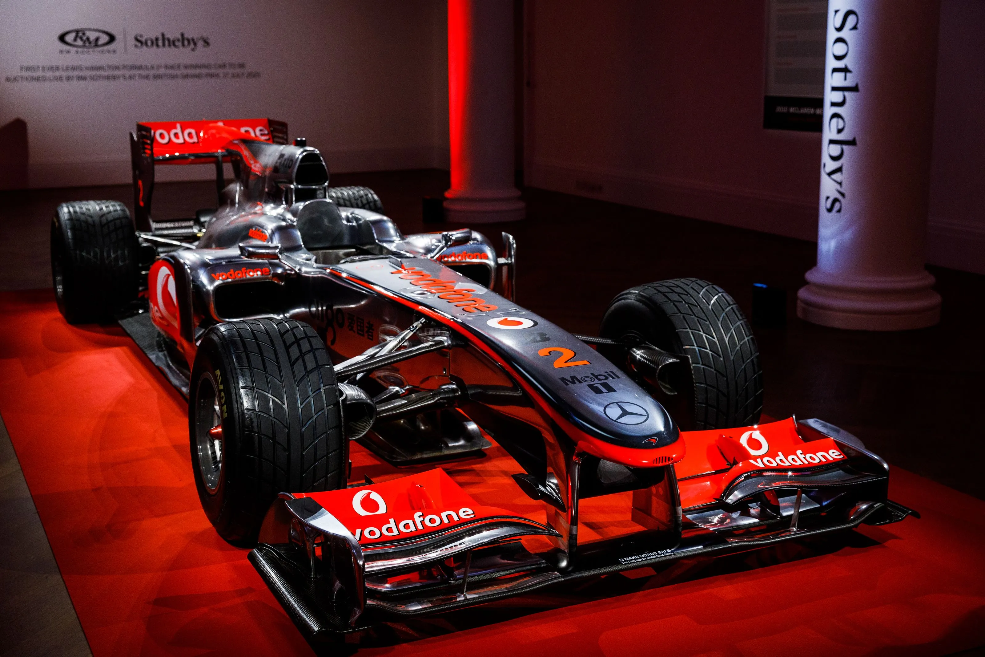 Lewis Hamiltons første McLaren-racer solgt for tocifret millionbeløb