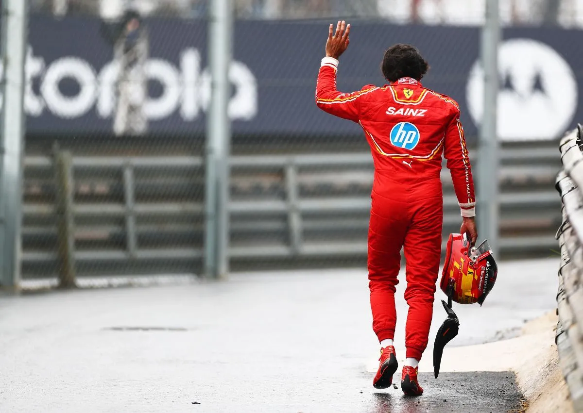 Carlos Sainz' far chokeret over Ferraris handlinger efter Lewis Hamilton tvang sønnen ud