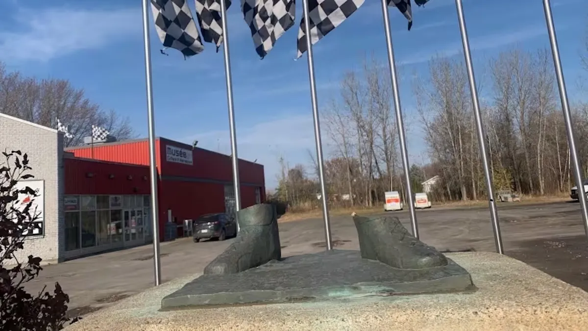 Stjal bronzemonument af afdød far: Jacques Villeneuve kalder tyve for 'sjælløse idioter'