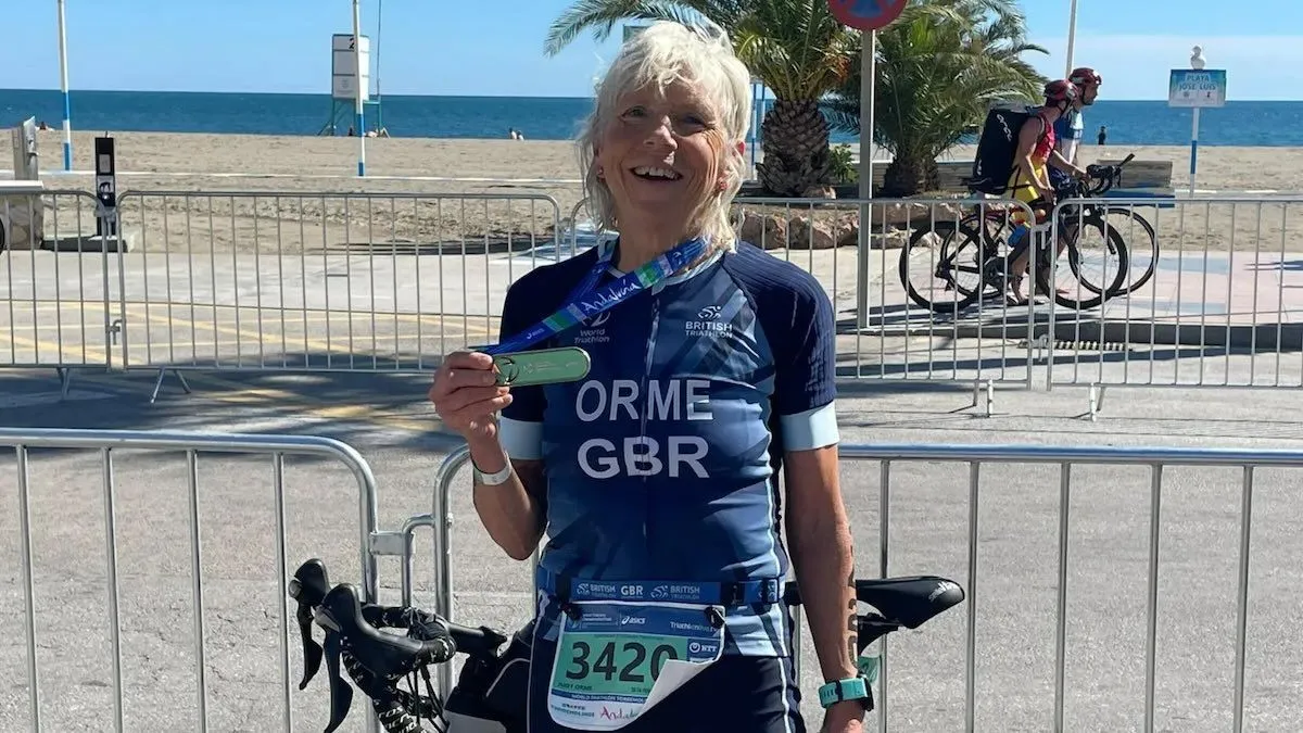70-årig kvinde vinder verdensmesterskabstitel i triatlon