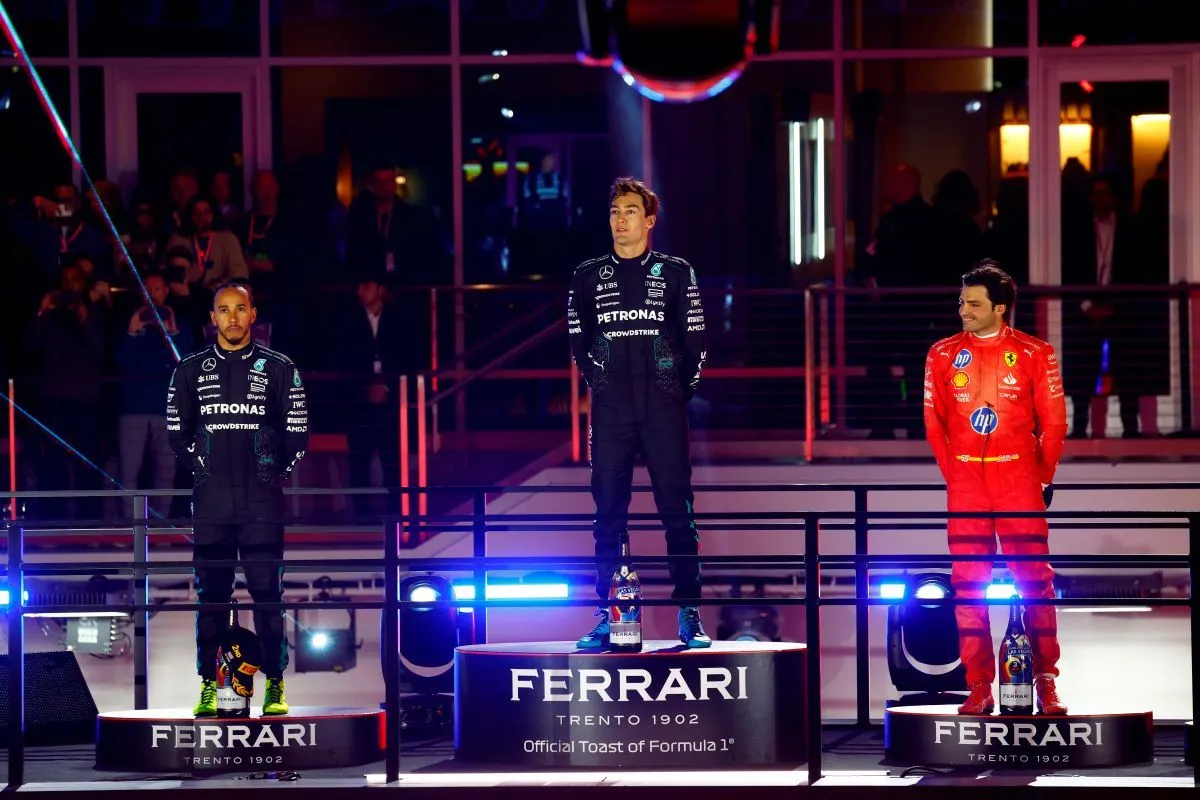 Russell triumferer i Las Vegas, mens Verstappen sikrer sin fjerde VM-titel