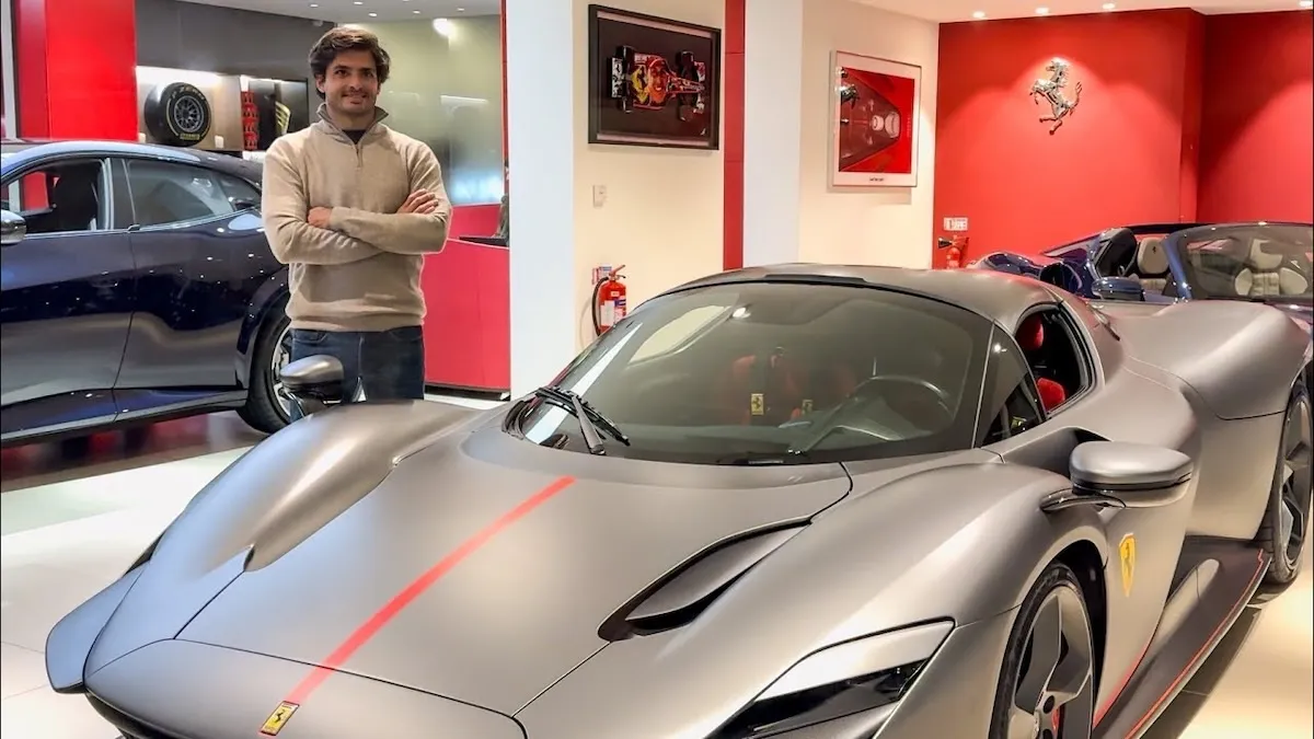 Vild afskedsgave: Carlos Sainz modtager Ferrari til 30 millioner kroner