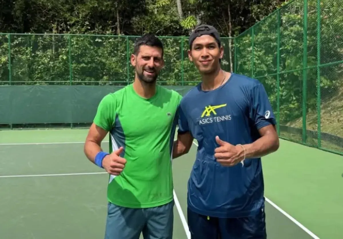 Novak Djokovic træner i Thailand: Kan du genkende hans rival?
