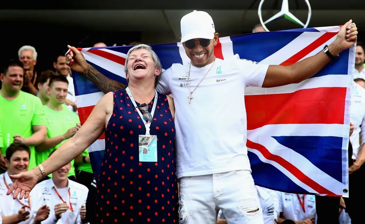 Lewis Hamiltons opvækst med to mødre og brutal beslutning om at skille sig af med sin far