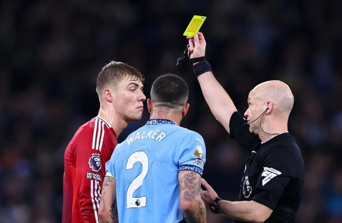 Rasmus Højlund sender genial stikpille til Kyle Walker efter 'voldsomt' sammenstød