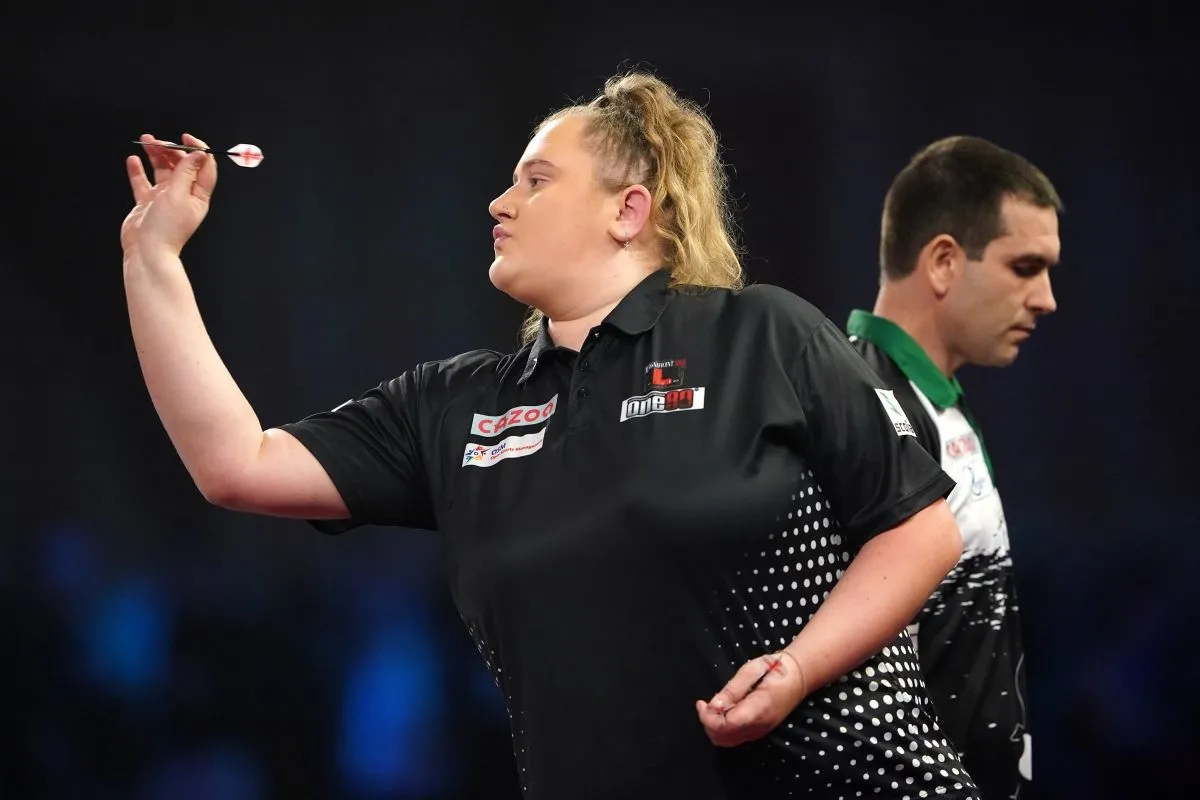Beau Greaves knuser alt modstand og sikrer endnu en dart-titel
