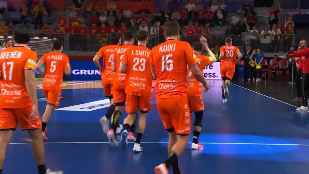 Det hollandske landshold måtte flygte fra banen under VM