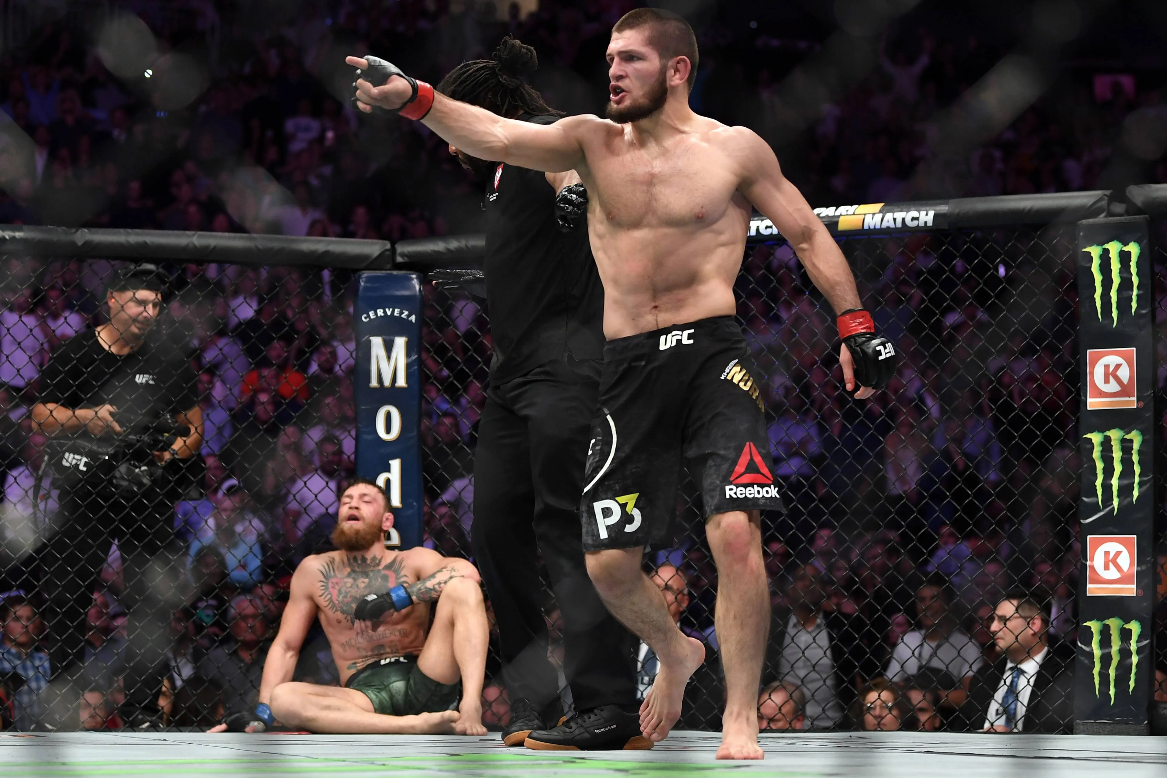 Khabib Nurmagomedov smidt af fly