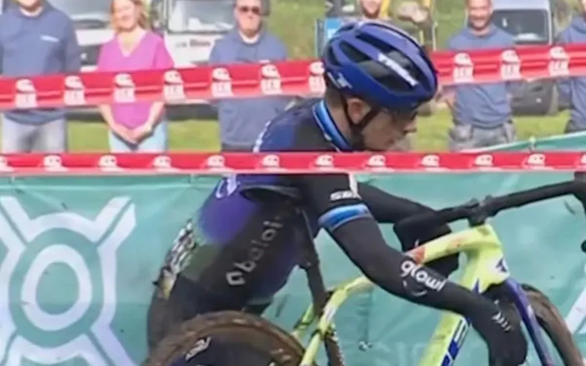 Cykelstjernen Lars van der Haar ordner selv sin forvredne skulder ved hjælp af sadlen under løb