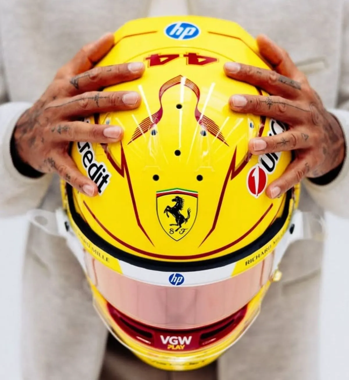 lewis hamilton ferrari hjelm