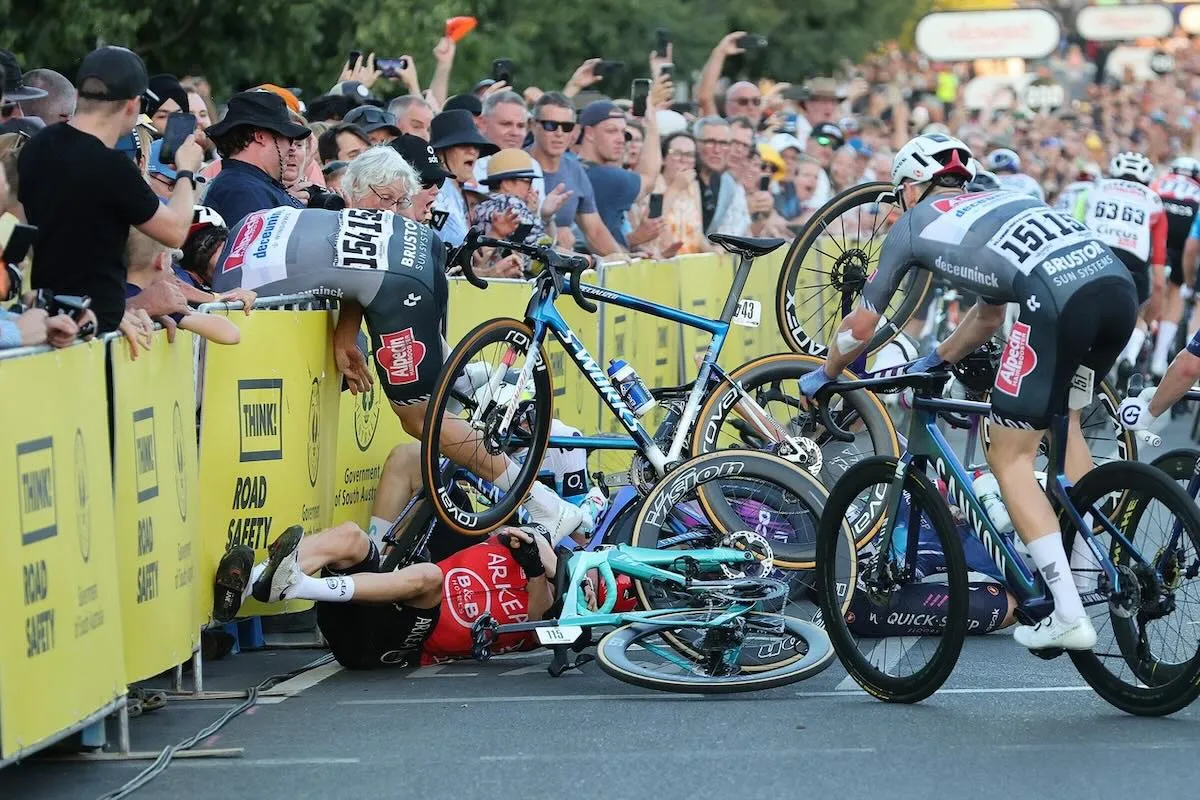 Tilskuer kommer alvorligt til skade i Tour Down Under-styrt