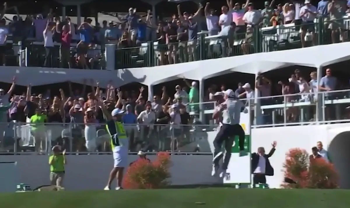Kæmpe jubelscene: Fans kaster øl efter Emiliano Grillos hole-in-one ved WM Phoenix Open