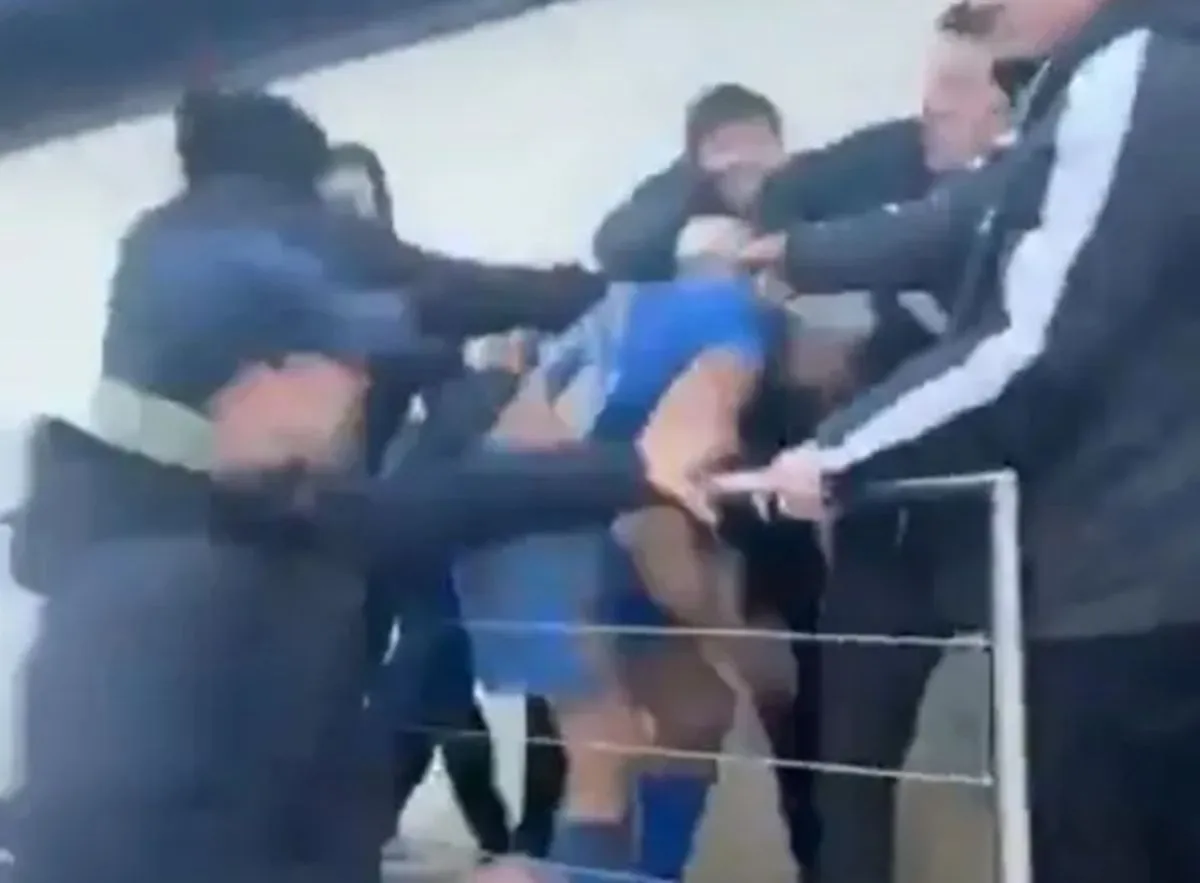 Kaos i engelsk fodbold: Spillere i slagsmål med egne fans
