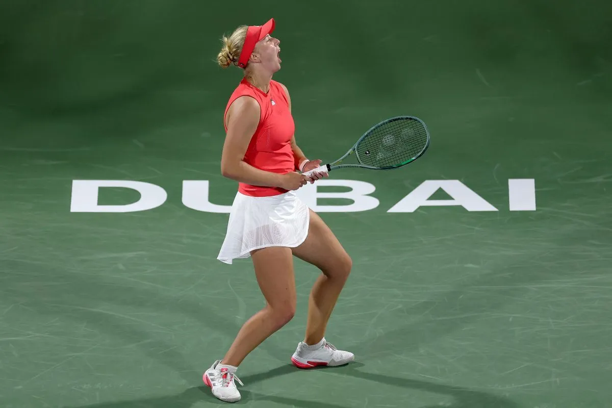 Clara Tauson tager sin største skalp: Uddeler læsterlige klø til Sabalenka i Dubai