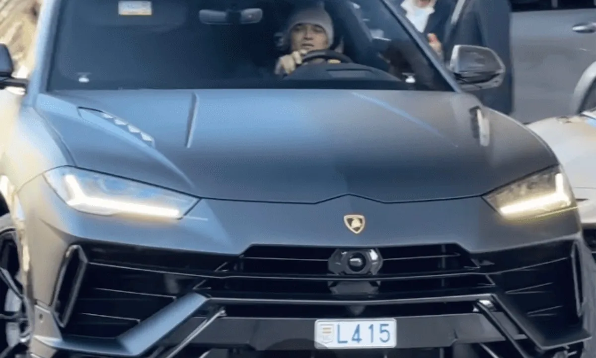 Lando Norris tiltrækker blikke i Lamborghini på Monacos Place du Casino