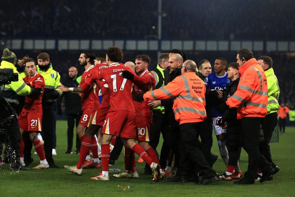 Liverpool-anfører: Dommer mistede kontrollen i kaotisk Merseyside-derby