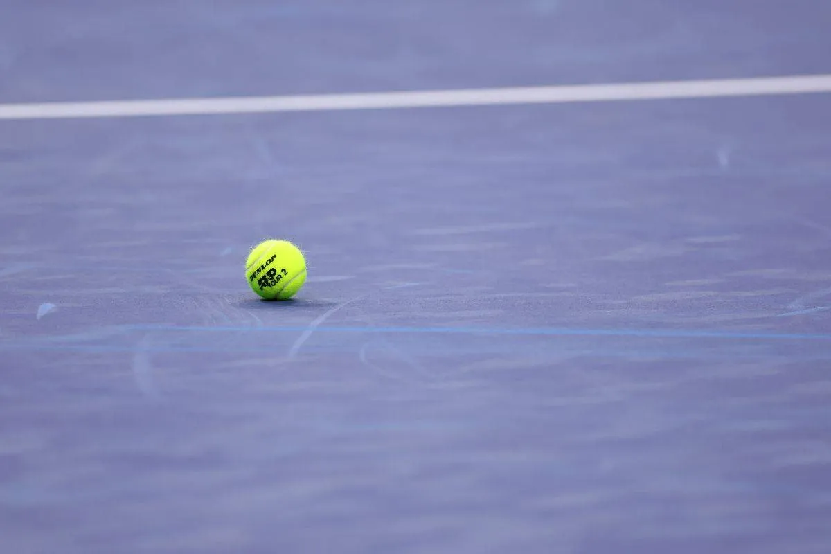 Hvorfor skifter tennisspillere bolde så ofte? Svaret er simpelt