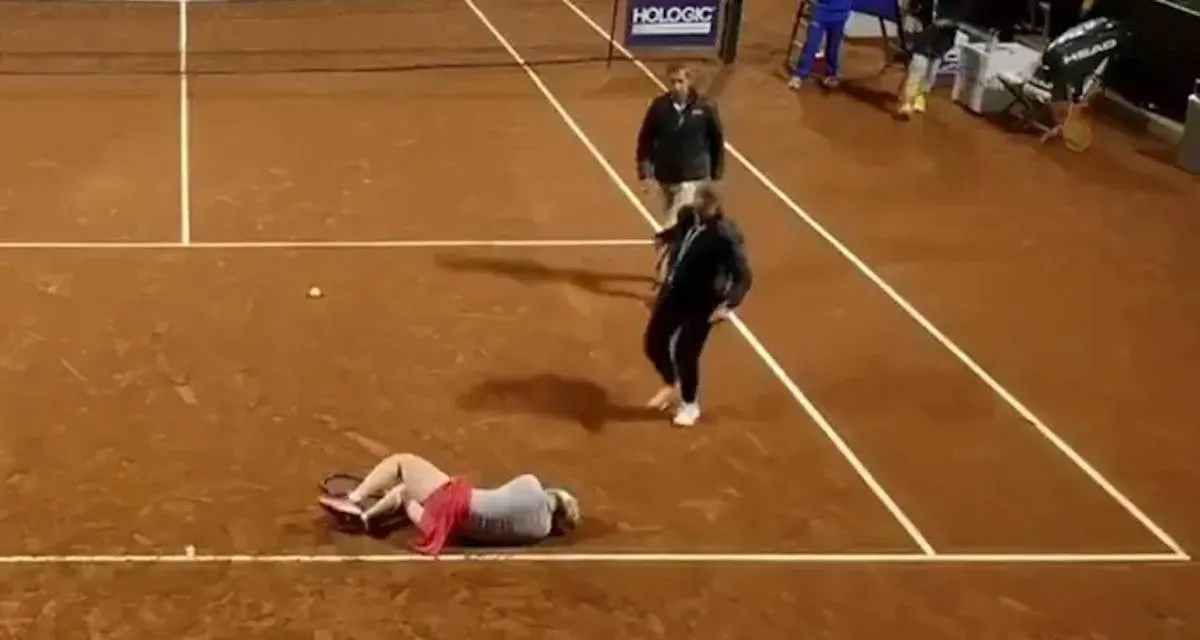 Tennisspiller kollapser på banen: Køres væk i kørestol