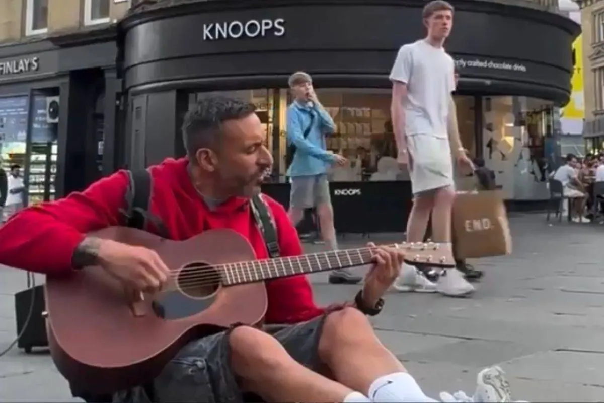 Han spillede 200 kampe i Premier League - Nu spiller han guitar på gaden