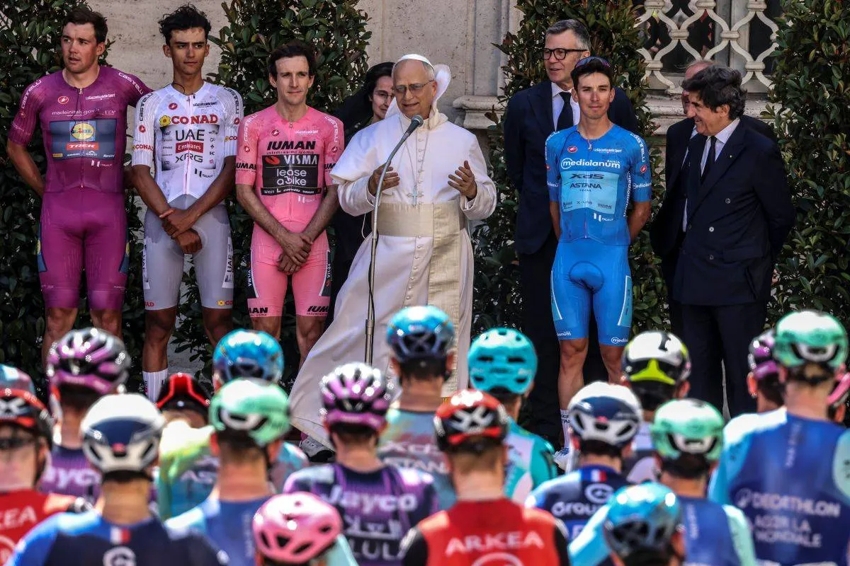Mads Pedersen og Giro-feltet møder Pave Leo