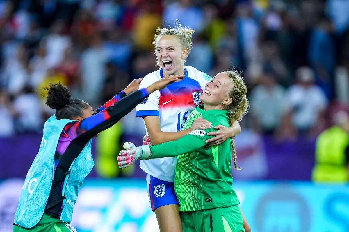 Englands fodboldkvinder fejrer kvartfinalesejren over Sverige