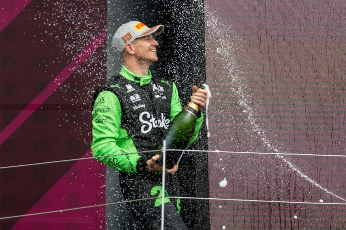Nico Hülkenberg oversprøjtes med champagne efter sin første top-3 placering