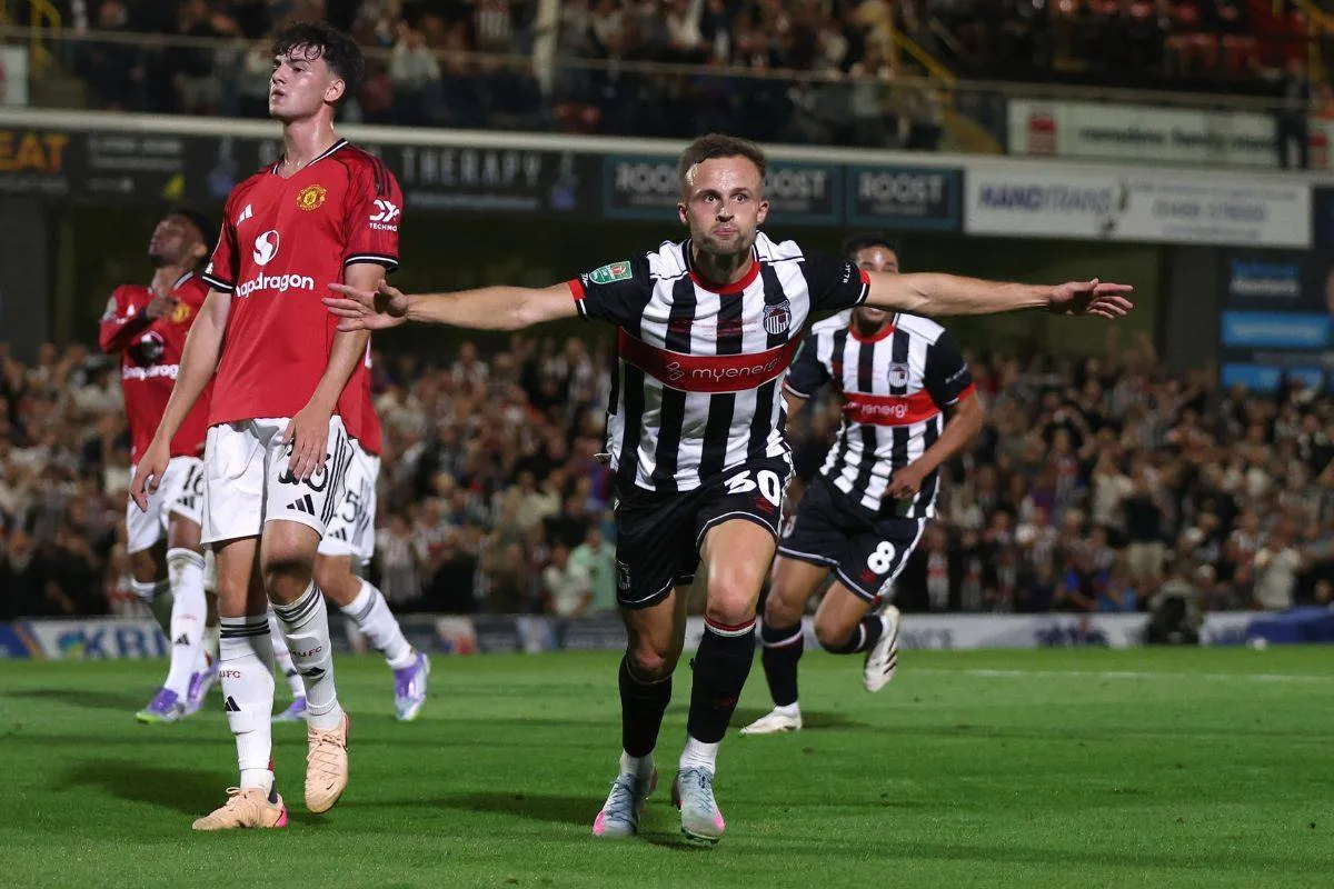Charles Vernam fra Grimsby Town fejrer sejr over Manchester United