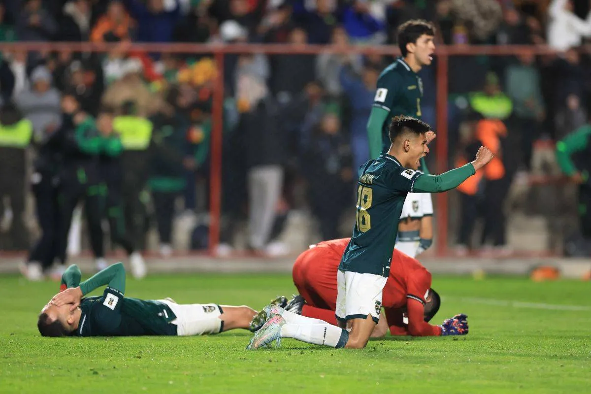 Bolivias spillere jubler efter sejr over Brasilien