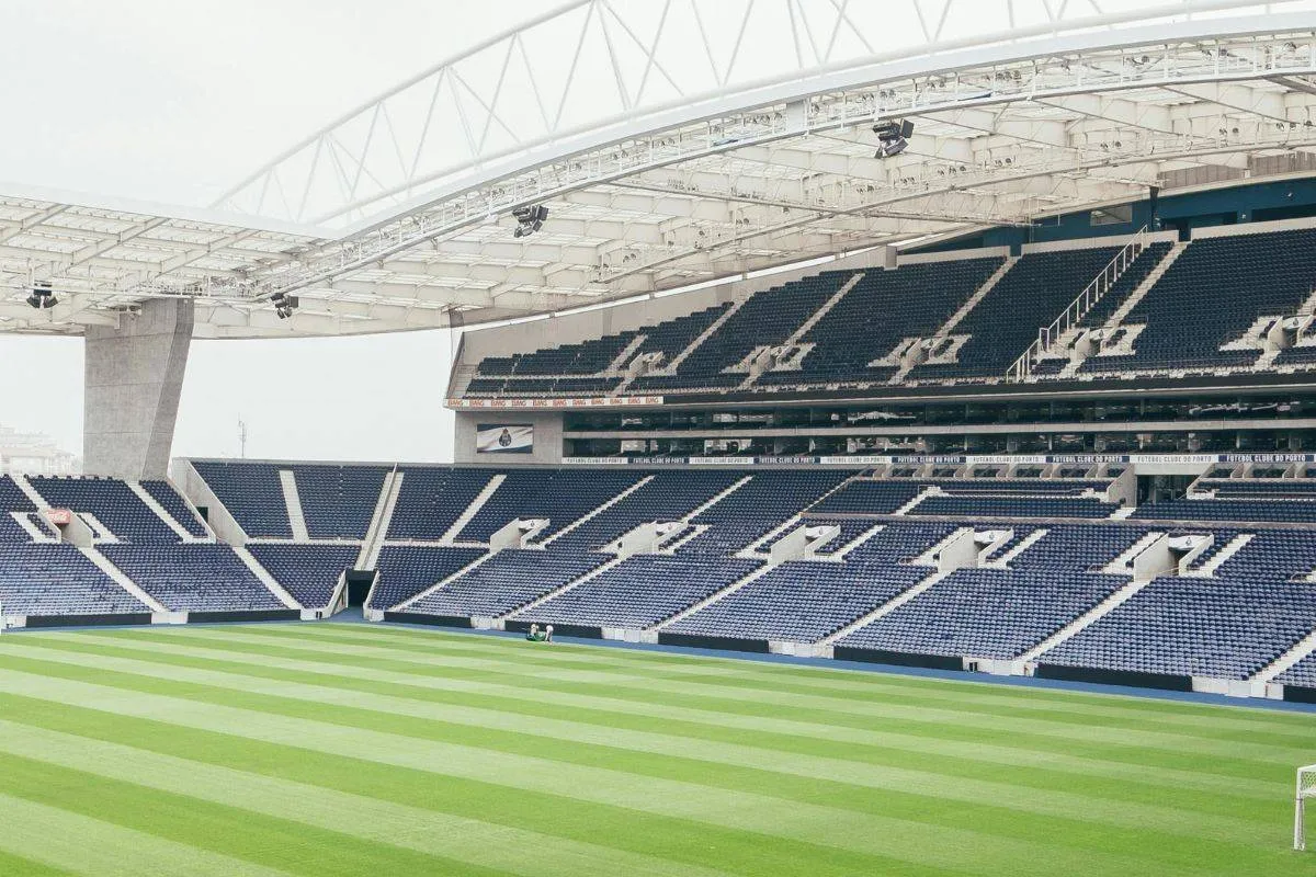 Tomt fodboldstadion