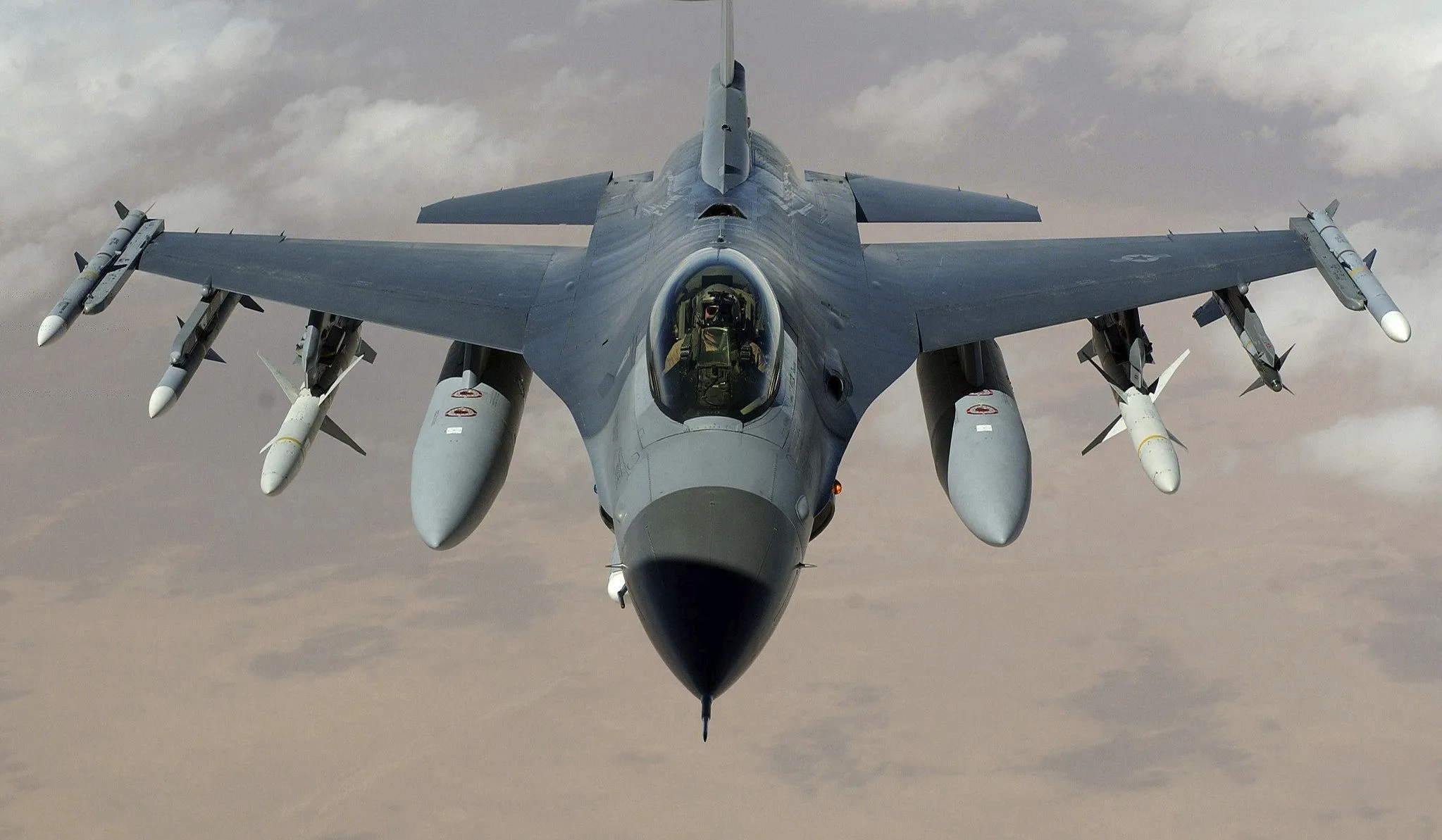 Stoltenbergs gevaarlijke flirt met de Derde Wereldoorlog: NAVO speelt Russische roulette met F16's