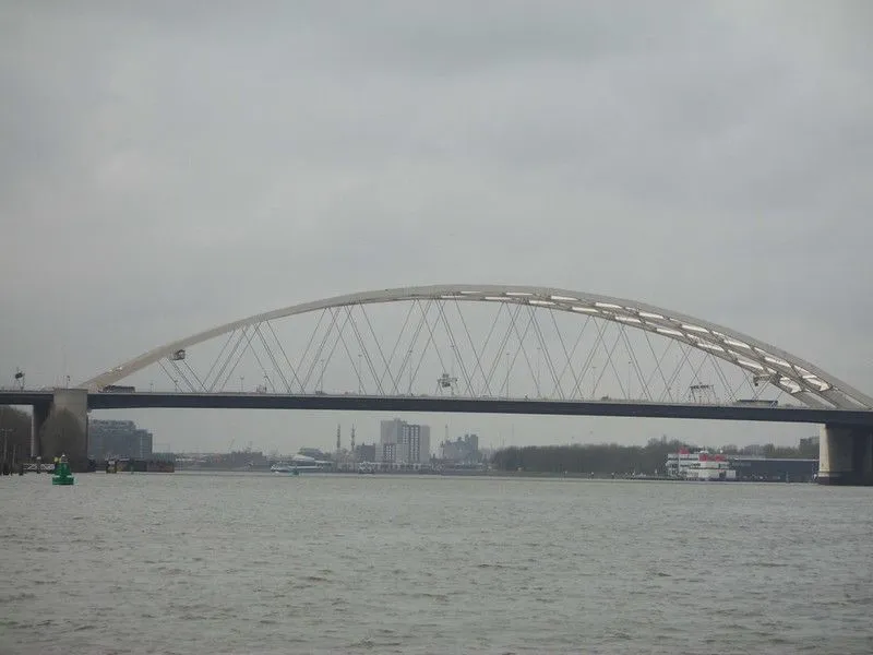 Totale verwaarlozing van Nederlandse infrastructuur: Uitstel renovatie Van Brienenoordbrug