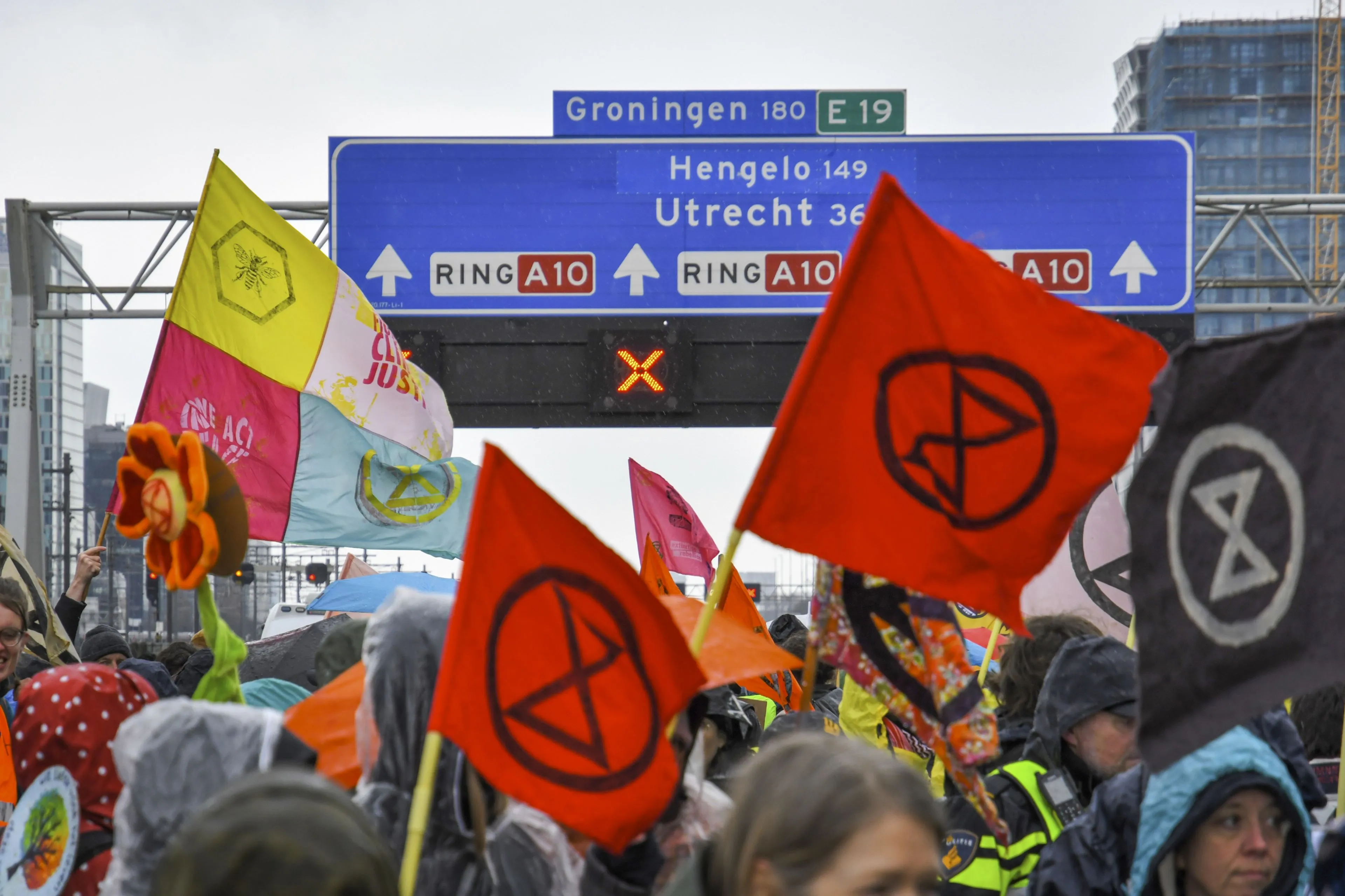 Waterkanonnen en verkeerschaos: 700 XR-idioten aangehouden na nieuwe blokkade in Den Haag